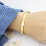 Bracelet tendance en acier inoxydable avec diamants synthétiques et motif en croix 3